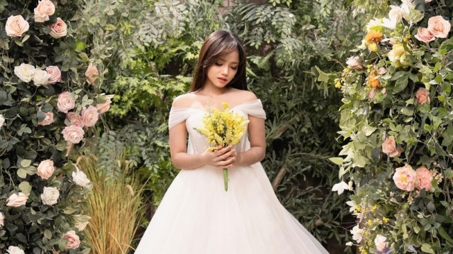 Fuji berpartisipasi dalam pemotretan dengan mengenakan gaun pengantin [Instagram/fuji_an]