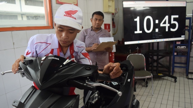 Juri tengah menyimak uji praktik salah satu calon juara Astra Honda Skill Contest for Vocational School 2024 “Festival Vokasi Satu Hati” [Wahana Honda].