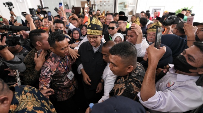 Anies Baswedan, di Bandar Udara Internasional Sultan Syarif Kasim II, Riau, Rabu (13/12/2023). (Istimewa)