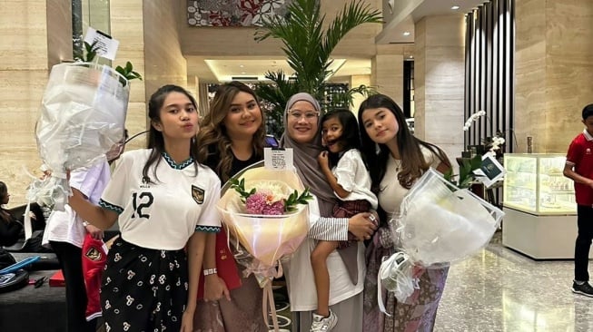 Anggita Gafli alias Bunda Anggie bersama istri Pratama Arhan, Azizah Salsha, dan keluarganya. (Instagram/@anggita_galfi)