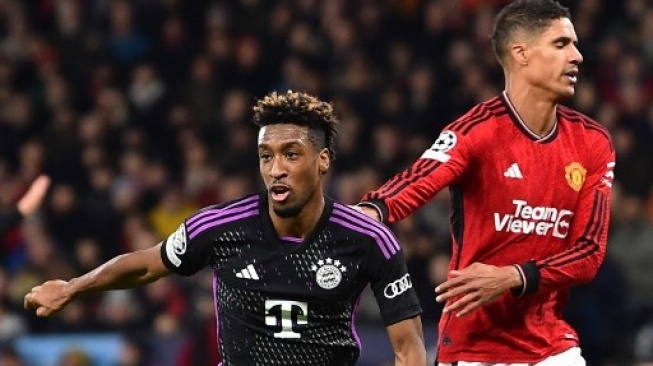 Penyerang Bayern Munich #11 Kingsley Coman merayakan golnya ke gawang Manchester United pada pertandingan grup A Liga Champions UEFA di stadion Old Trafford di Manchester, Inggris, pada 12 Desember 2023. PETER POWELL / AFP