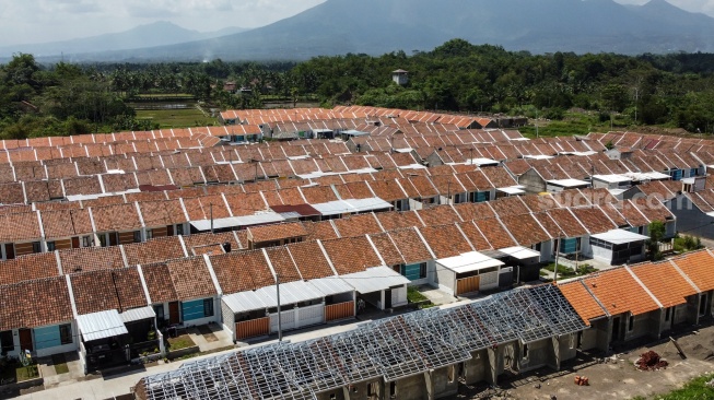 Foto udara perumahan subsidi di Bungursari, Kota Tasikmalaya, Jawa Barat, Rabu (13/12/2023). [ANTARA FOTO/Adeng Bustomi/nym]