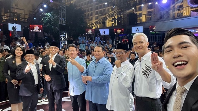 Dua moderator yakni Ardianto Wijaya dan Valerina Daniel berswafoto dengan tiga pasangan capres-cawapres usai debat perdana Pilpres 2024 di kantor KPU RI, Jakarta Pusat, Selasa (12/12/2023). (IG @ardiantowijayak)