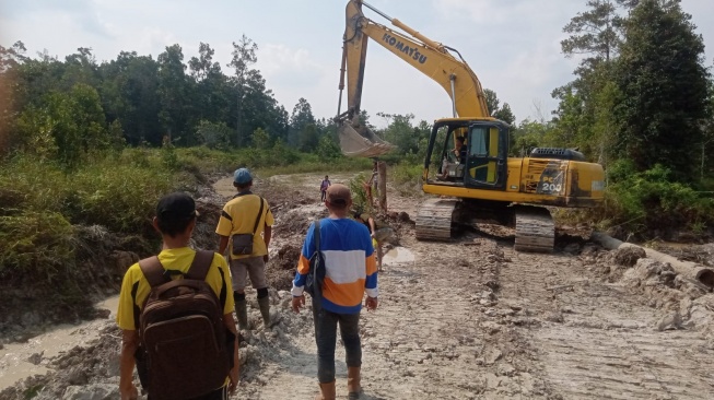 Warga Antusias Saksikan Proses Perbaikan Jalan Poros Dua Desa di Perbatasan RI-Malaysia