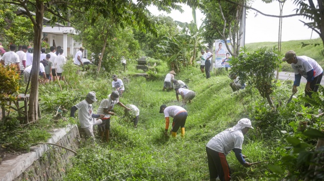 Normalisasi Saluran Irigasi oleh Petebu Ganjar Bantu Petani Sambut Musim Tanam