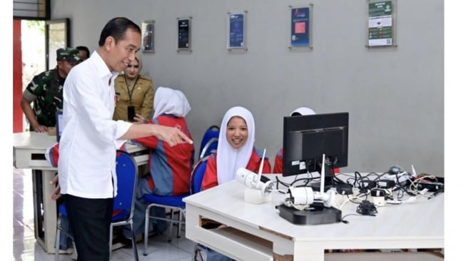 Berkunjung ke SMK di Jawa Tengah, Presiden Joko Widodo Berikan Alat Belajar untuk Tumbuhkembangkan Minat Sektor Otomotif