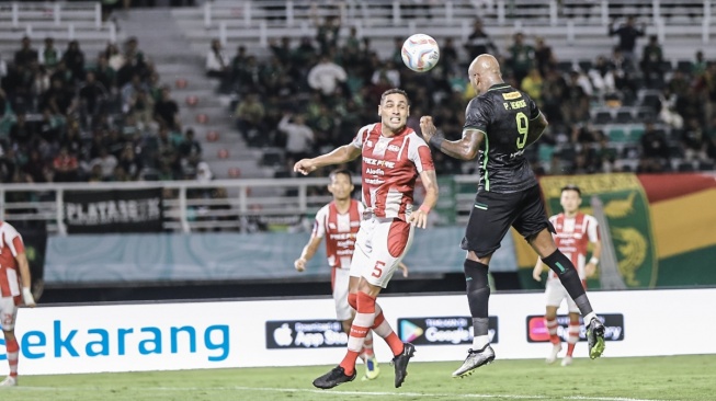 Paulo Henrique saat melepaskan sundulan ke gawang Persis Solo. [Persebaya.id]