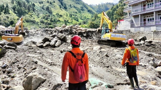 Basarnas saat melakukan pencarian korban hilang akibat banjir bandang di Humbahas [Ist]