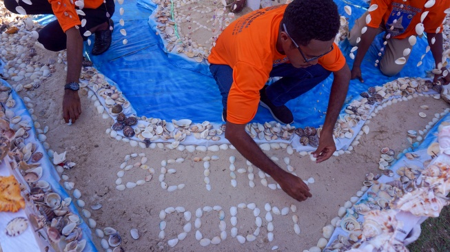 Persekutuan anggota muda GKI Bethel Doom membuat pohon Natal dari kulit kerang di halaman GKI Bethel, Kepulauan Doom, Kota Sorong, Papua Barat Daya, Rabu (13/12/2023). [ANTARA FOTO/Olha Mulalinda/rwa]