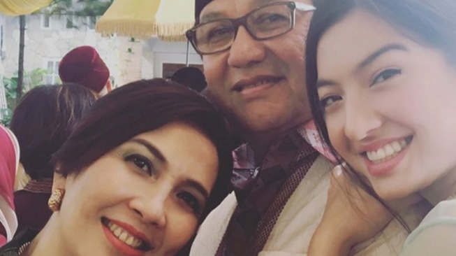 Raline Shah dan orang tua. (Instagram/@ralineshah)