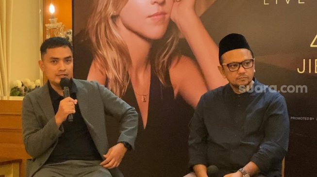 Perwakilan promotor konser Diana Krall di Jakarta dari Rajawali Indonesia, Tovic Raharja dan Anas Alimi dalam sesi jumpa pers di kawasan Cikini, Jakarta, Rabu (13/12/2023) [Suara.com/Adiyoga Priyambodo].