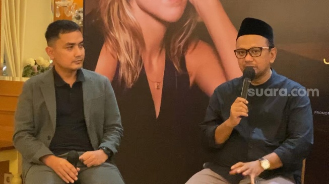 Perwakilan promotor konser Diana Krall di Jakarta dari Rajawali Indonesia, Tovic Raharja dan Anas Alimi dalam sesi jumpa pers di kawasan Cikini, Jakarta, Rabu (13/12/2023) [Suara.com/Adiyoga Priyambodo].