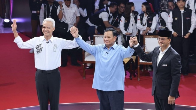 Ganjar Pranowo, Prabowo Subianto dan Anies Baswedan saat debat capres di Gedung KPU RI, Selasa (12/12/2023). (Instagram/@prabowo)