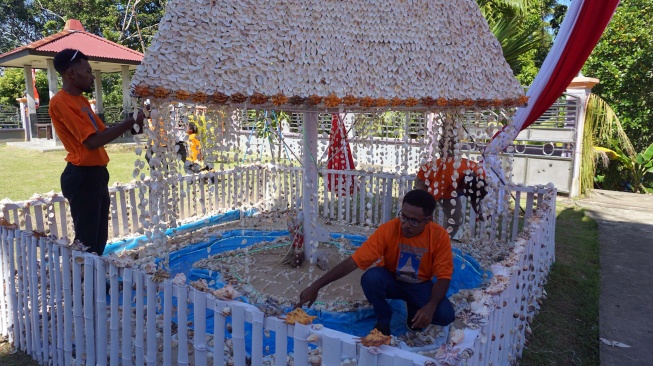 Persekutuan anggota muda (Pam) GKI Bethel Doom membuat pohon natal dari kulit kerang di halaman gereja GKI Bethel, Kepulauan Doom, Kota Sorong, Papua Barat Daya, Rabu (13/12/2023). [ANTARA FOTO/Olha Mulalinda/rwa]