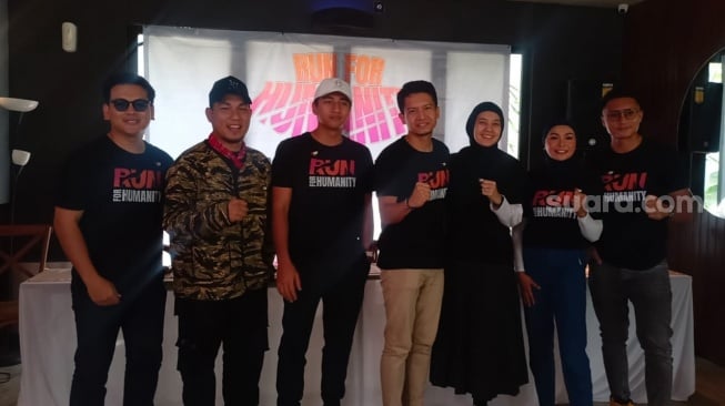 Natta Reza, Rizal Armada, Harris Vriza, Dimas Seto, Dhini Aminarti, dan Soraya Larasati di acara Run for Humanity, Bintaro, Tangerang Selatan pada Kamis (14/12/2023) [Suara.com/Rena Pangesti]