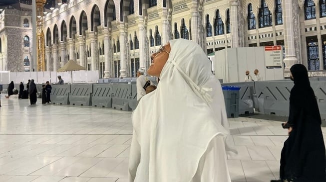 Potret Shenina Cinnamon umrah (Instagram/@shenacinnamon)