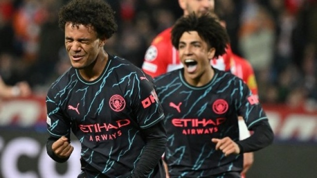 Gelandang Manchester City #52 Oscar Bobb (kiri) merayakan golnya ke gawang Crvena Zvezda (Red Star Belgrade) dalam laga Liga Champions matchday keenam Grup G di Red Star stadium, Belgrade, 13 Desember 2023. ANDREJ ISAKOVIC / AFP