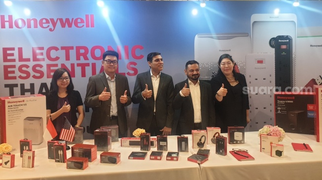 Jajaran produk baru Secure Connection dengan lisensi Honeywell hadir di Indonesia, Jakarta, Kamis (14/12/2023). [Suara.com/Dythia Novianty]