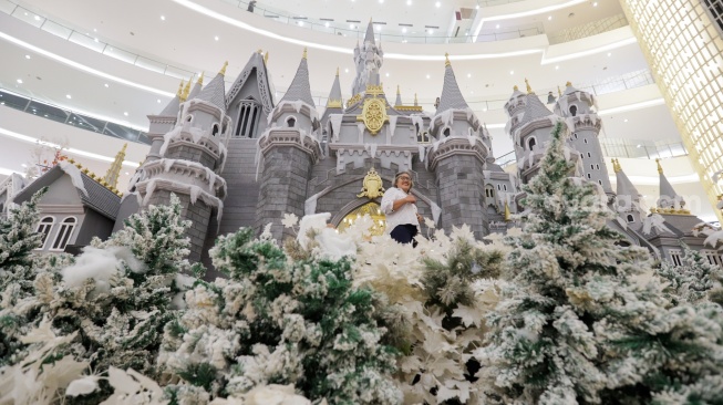 Pengunjung memadati area instalasi natal Whimsical Castle di pusat perbelanjaan Senayan City, Jakarta, Kamis (14/12/2023). [Suara.com/Alfian Winanto]