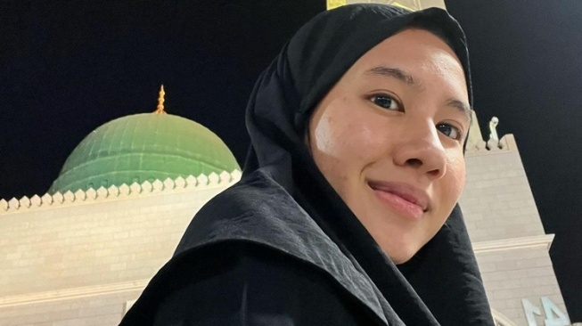 Potret Shenina Cinnamon umrah (Instagram/@shenacinnamon)