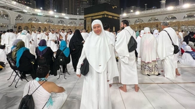 Potret Shenina Cinnamon umrah (Instagram/@shenacinnamon)