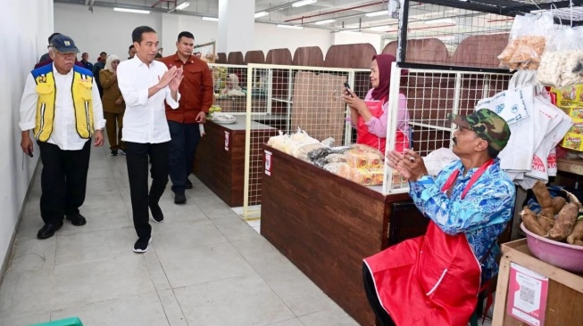 Riuh Ratusan Pelajar SMA Kota Batu Sambut Jokowi di Pasar Induk Among Tani