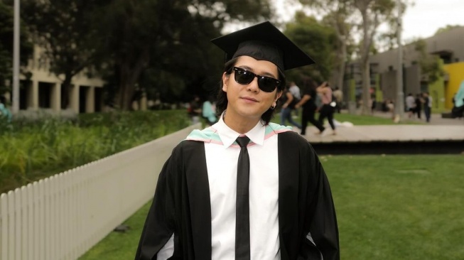 Graduation portrait of Iqbaal Ramadhan from Monash University.  (Instagram/iqbaal.e)