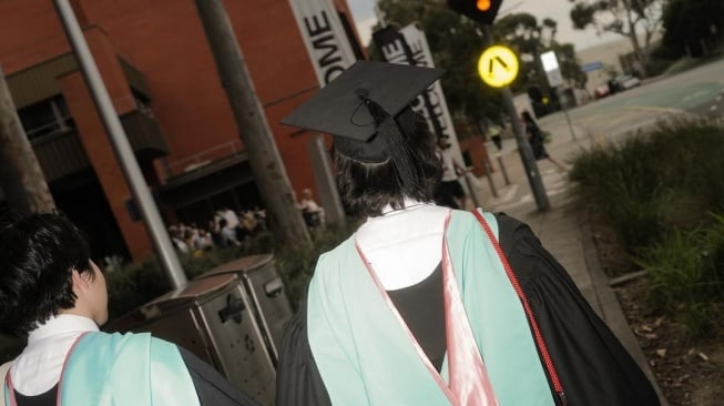 Potret wisuda Iqbaal Ramadhan dari Monash University. (Instagram/iqbaal.e)