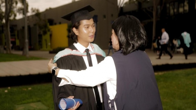 Potret wisuda Iqbaal Ramadhan dari Monash University. (Instagram/iqbaal.e)