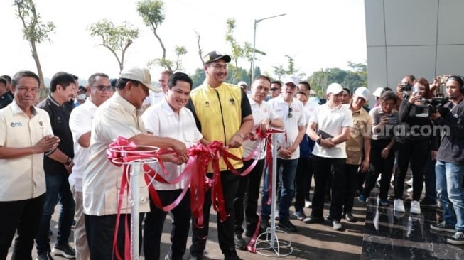 Calon presiden (capres) nomor urut 2, Prabowo Subianto saat meresmikan gedung Akademi Sepak Bola Modern Garudayaksa yang digagasnya di Bekasi, Kamis (14/12/2023). (Suara.com/Novian)