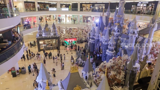 Pengunjung memadati area instalasi natal Whimsical Castle di pusat perbelanjaan Senayan City, Jakarta, Kamis (14/12/2023). [Suara.com/Alfian Winanto]