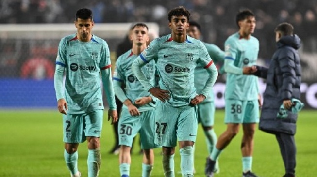 Reaksi para pemain Barcelona usai kalah di penghujung pertandingan sepak bola Grup H Liga Champions UEFA saat melawan Royal Antwerp FC di Bosuilstadion di Antwerp, pada 13 Desember 2023. JOHN MU / AFP