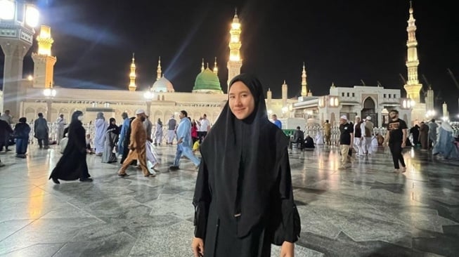 Potret Shenina Cinnamon umrah (Instagram/@shenacinnamon)