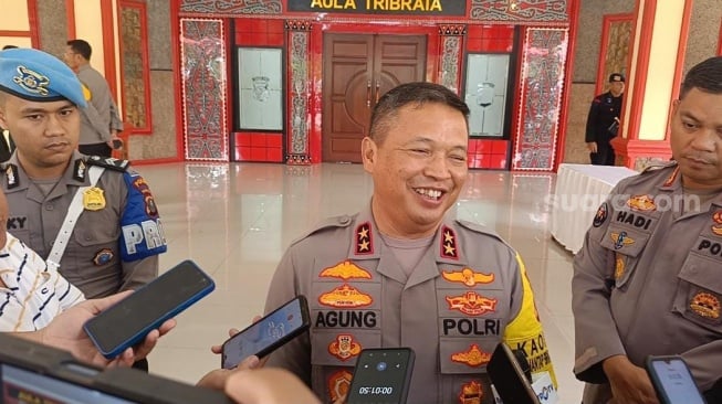 Kapolda Sumut Irjen Agung Setya Imam Effendi saat diwawancarai wartawan. [Suara.com/M.Aribowo]