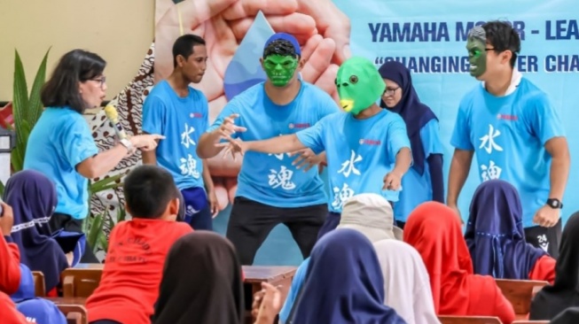 Acara Yamaha Learn & Play di SDN Wanasari 1 Karawang dan SDN Cikadu, Purwakarta untuk pemahaman air bersih dan lingkungan lewat metode story telling khas Jepang, Kamishibai [PT YIMM].