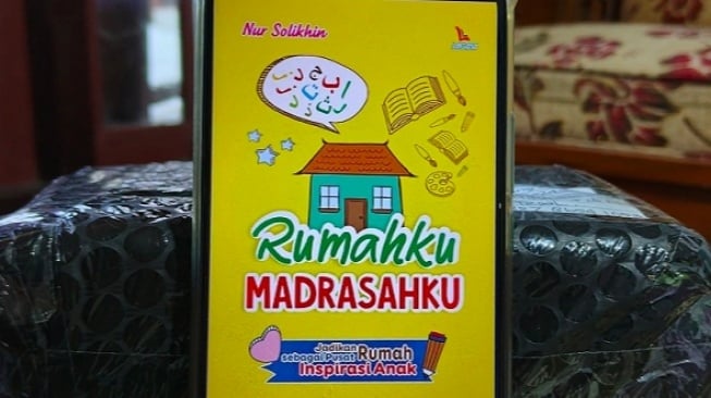 Pentingnya Mendidik Anak Sejak dari Rumah Lewat Buku 'Rumahku Madrasahku'