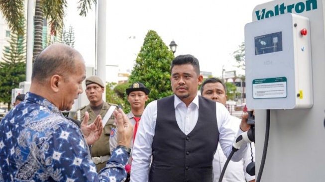  Wali Kota Medan Bobby Nasution (tengah) mendengar penjelasan Direktur PT Voltron Abdul Rahman Elly di halaman Balai Kota Medan, Selasa (12/12/2023). (ANTARA/HO-Diskominfo Kota Medan)