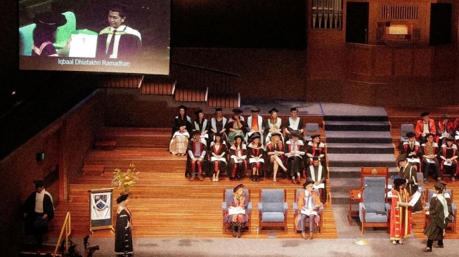 Potret wisuda Iqbaal Ramadhan dari Monash University. (Instagram/iqbaal.e)