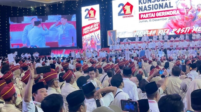 Prabowo Salami Jajaran Gerindra di Rakornas, Dua Keponakan Beri Hormat dan Cium Tangan