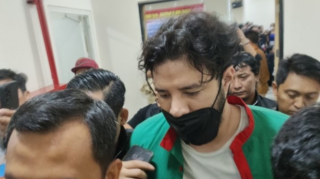 Tersangka kasus penyalahgunaan narkoba, artis Ammar Zoni, berjalan pulang usai jumpa pers di Polres Metro Jakarta Barat, Jumat (13//2023).  (ANTARA/Risiko Syukur)