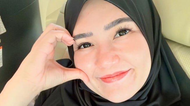 Unggah Foto Mengenakan Jilbab Hitam, Via Vallen Dicurigai Hamil