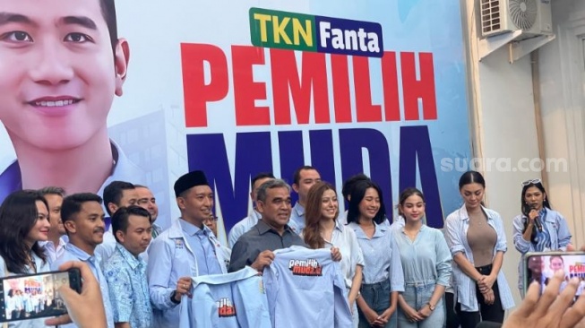 Wakil Ketua Tim Kampanye Nasional (TKN) Prabowo-Gibran, Ahmad Muzani di TKN Fanta HQ, Menteng, Jakarta Pusat, Kamis (14/12/2023). (Suara.com/Novian)