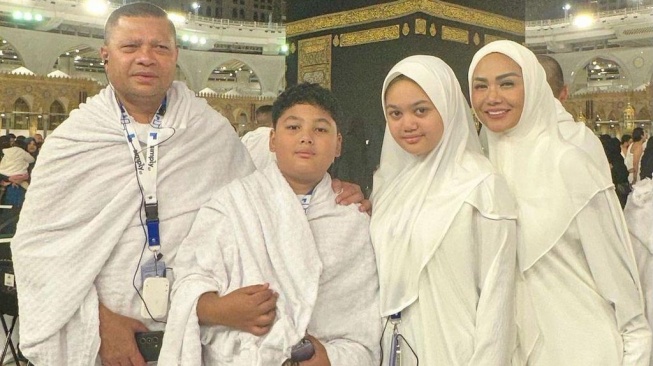 Keluarga Kris Dayanti dan Raul Lemos pergi umrah. (Instagram)