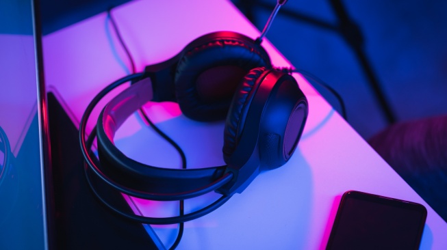 Ilustrasi gaming headset. [Unsplash/Kadyn Pierce]