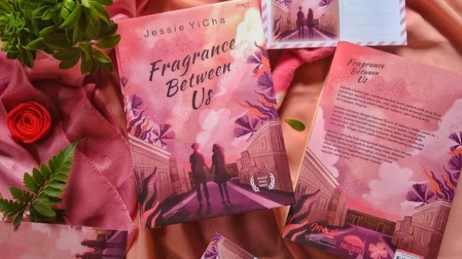 Ulasan Novel Fragrance Between Us: Kisah di Balik Botol Parfum Antik yang Penuh Rahasia