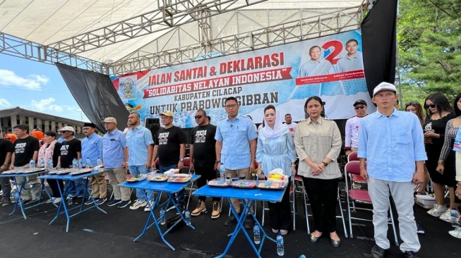 Anggota DPR RI dari Fraksi Gerindra, Novita Wijayanti turut menyambut dukungan nelayan Cilacap untuk Prabowo-Gibran di Pilpres 2024 dalam acara deklarasi di kompleks Dermaga 1 Pelabuhan Perikanan Samudera Cilacap, Kamis (14/12/2023). (Dok. Tim Gerindra)