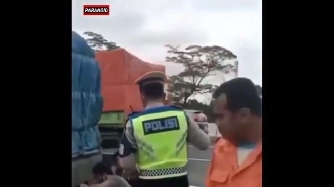 Viral Sopir Pikap Ditilang Polisi saat Bantu Mobil Mogok di Tol, Netizen Geram