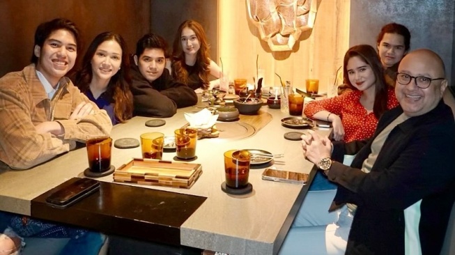 Tissa Biani dan Laura Moane ikut makan malam bersama Maia Estianty (Instagram/@tissabiani)