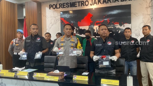 Ammar Zoni di rilis kasus narkoba yang ketiga kalinya di Polres Metro Jakarta Barat, Jumat (15/12/2023). [Suara.com/Tiara Rosana]