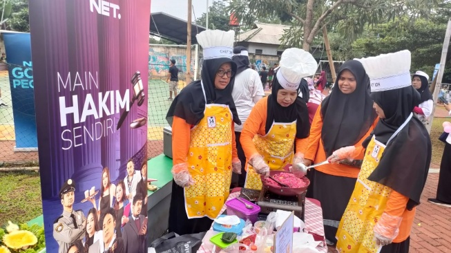 Sejumlah ibu-ibu dari warga Sawangan, Depok, asyik mengikuti acara Festival Kampung NET. [NET]